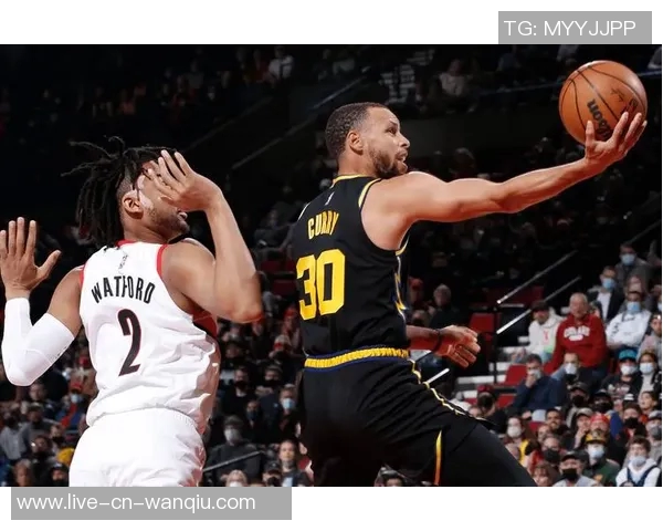 克拉克斯顿上半场表现惊艳7投5中砍下11分8篮板外线命中率完美 克拉克斯顿上半场表现惊艳7投5中砍下11分8篮板外线命中率完美