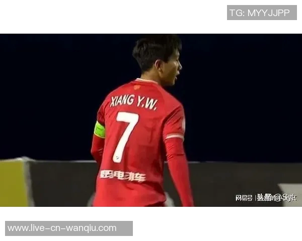 铜梁龙外援精彩头球破门助力球队打破僵局张外龙场边赞赏不断 铜梁龙外援精彩头球破门助力球队打破僵局张外龙场边赞赏不断