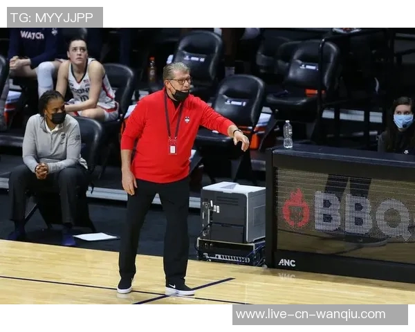 康涅狄格大学球员脚踩哈士奇PE球鞋引发媒体热议 康涅狄格大学球员脚踩哈士奇PE球鞋引发媒体热议