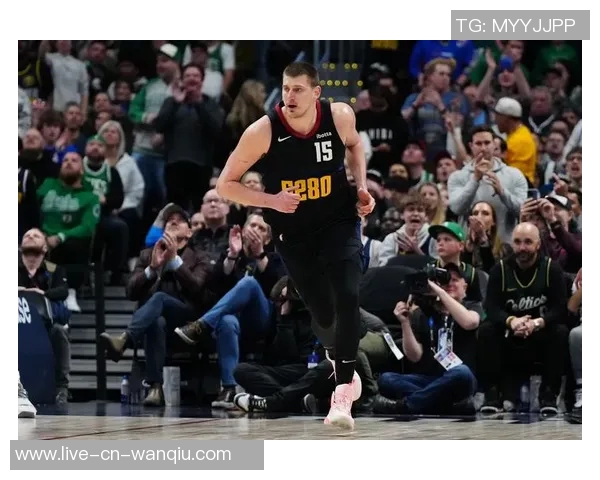 约基奇底线运球转身秀技艺精妙甩传助攻令人惊叹 约基奇底线运球转身秀技艺精妙甩传助攻令人惊叹